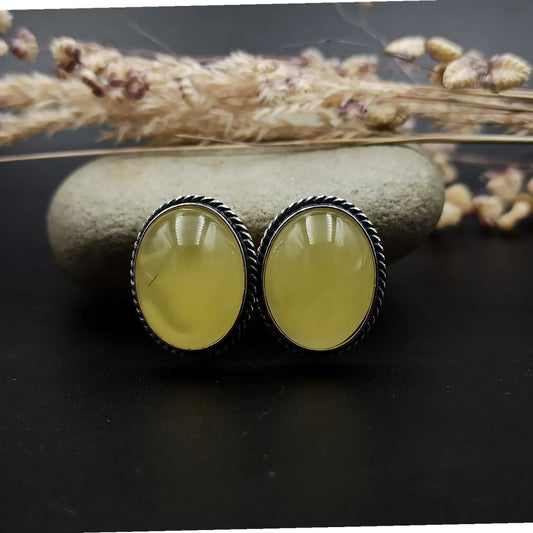 Bernstein Silber Ohrringe von Tetibel. Ovale gelbe Bernsteine in gehämmerten, oxidierten Silberfassungen. Hochwertiger Schmuck für Damen in Deutschland.