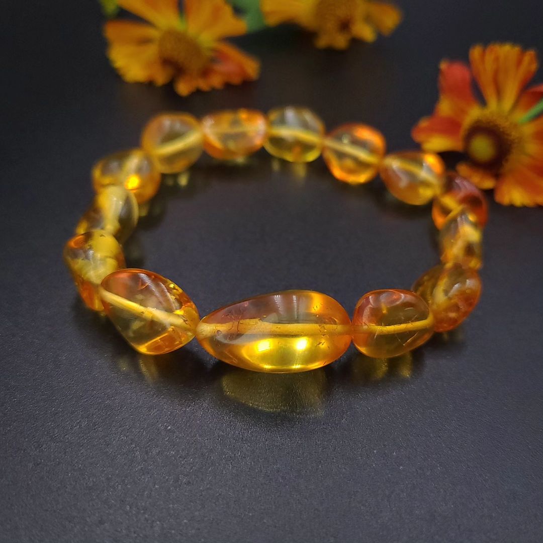 Transparente goldene Bernstein-Olivenperlen mit natürlicher Maserung und Einschlüssen.