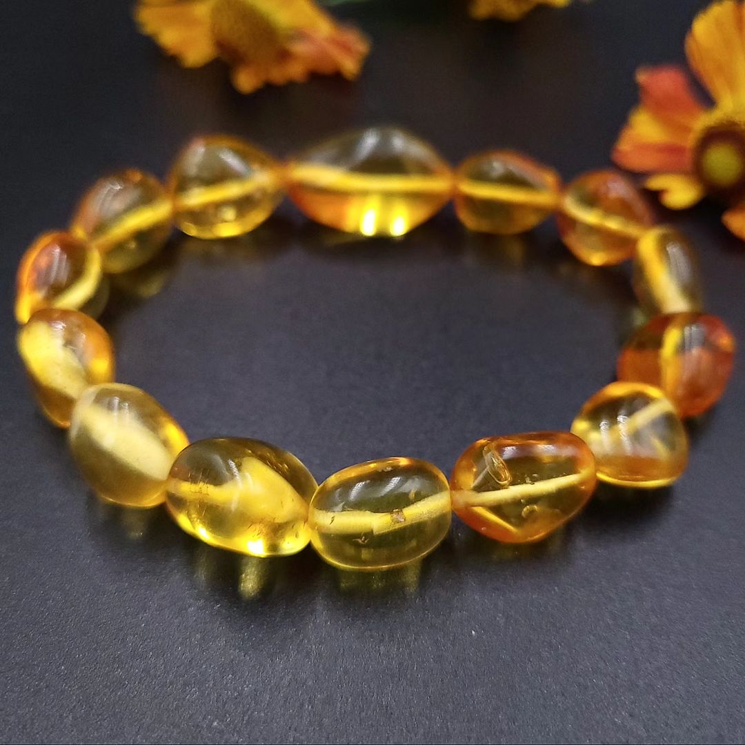 Heller Honig Bernstein Armband mit polierten goldenen Olivenperlen.