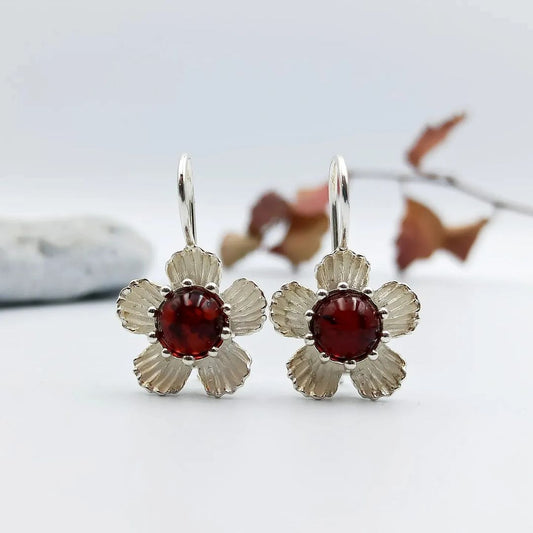 Bernstein-Blumen-Ohrhänger aus Silber, zeigt den Ohrhaken und die Fassung.