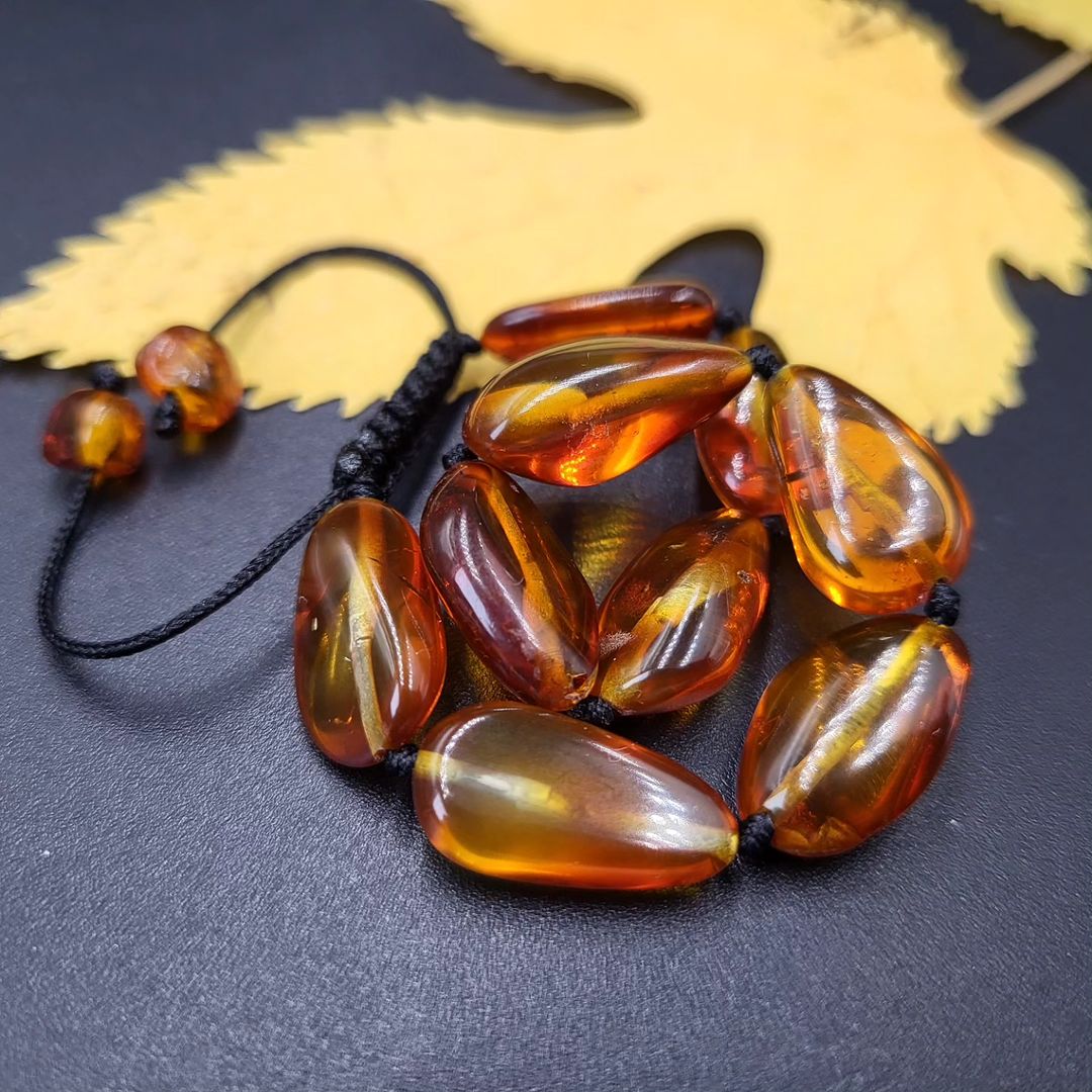 Detailansicht des verstellbaren Makramee-Verschlusses am Tetibel Bernstein Armband, zeigt die feine Handwerkskunst und die kleinen Bernsteinperlen am Ende.