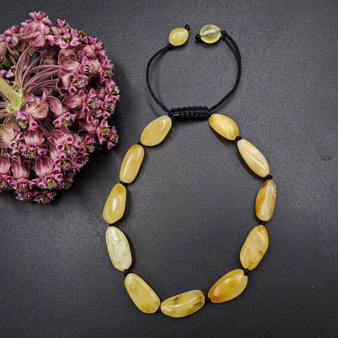 Das Tetibel Butterscotch Bernstein Armband am Handgelenk einer Frau, demonstriert die bequeme Passform.