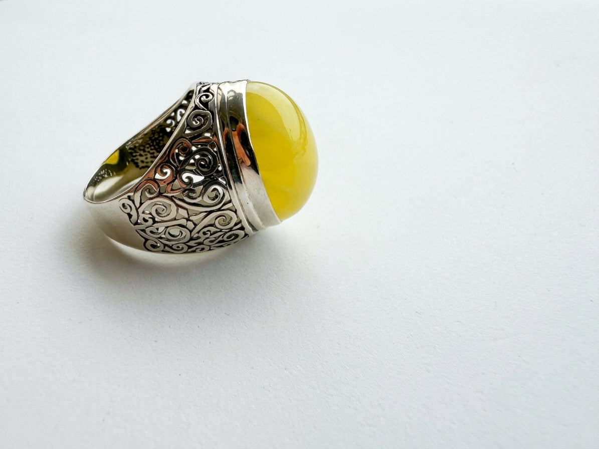7.0g handmade 925 sterling silver statement ring with ornate scrollwork engraving set with yellow Baltic amber, size EU 19-20.