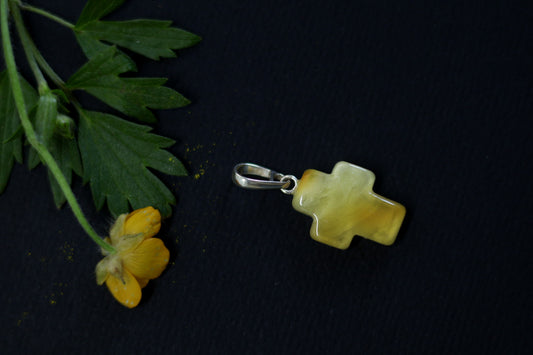 Butterscotch Bernstein Kreuz an einem Ast, zeitloser Damen Anhänger für natürliche Looks.