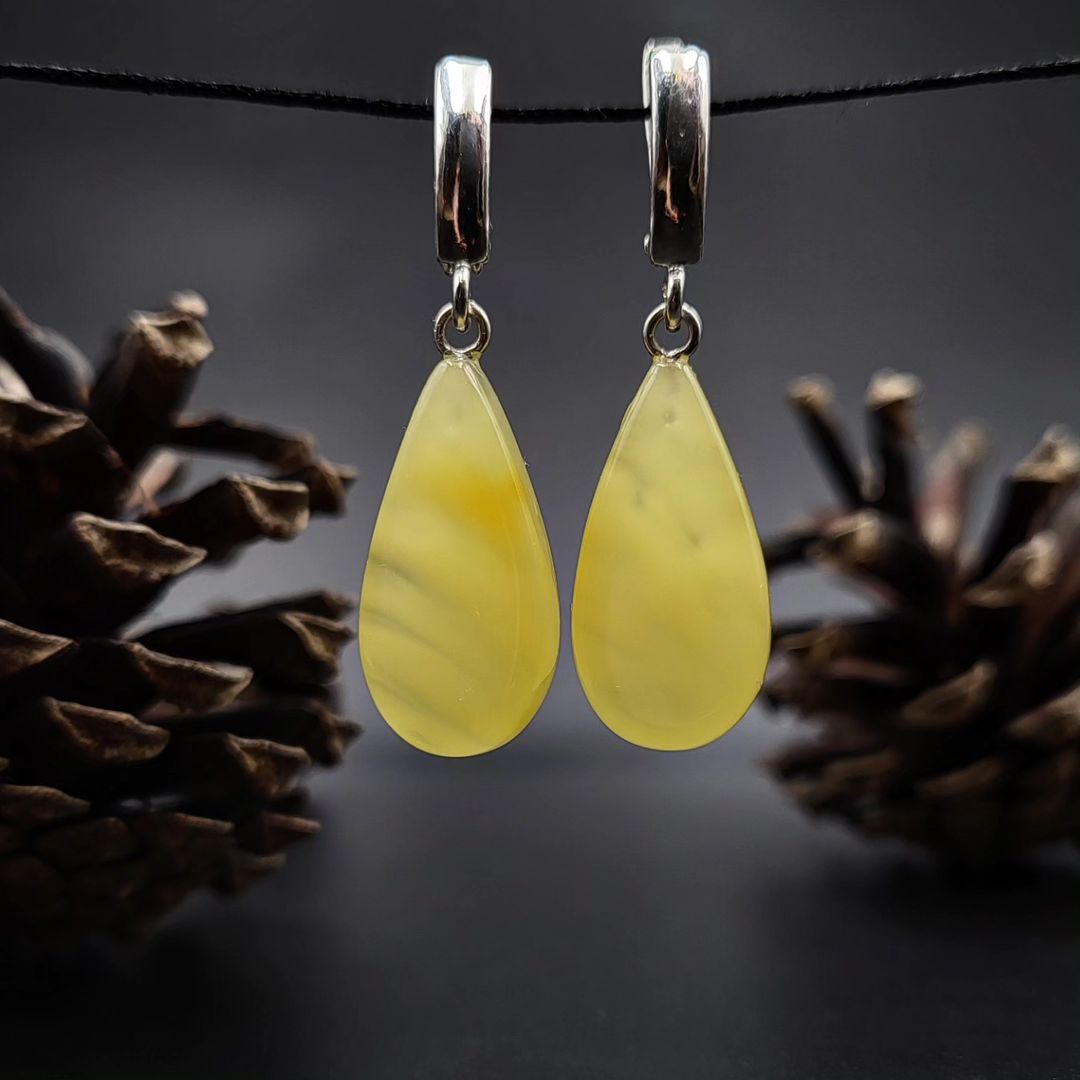 Elegante Bernstein Ohrhänger in Stabform (Bar) aus milchigem Bernstein, befestigt an einem 925er Silber Klappverschluss.