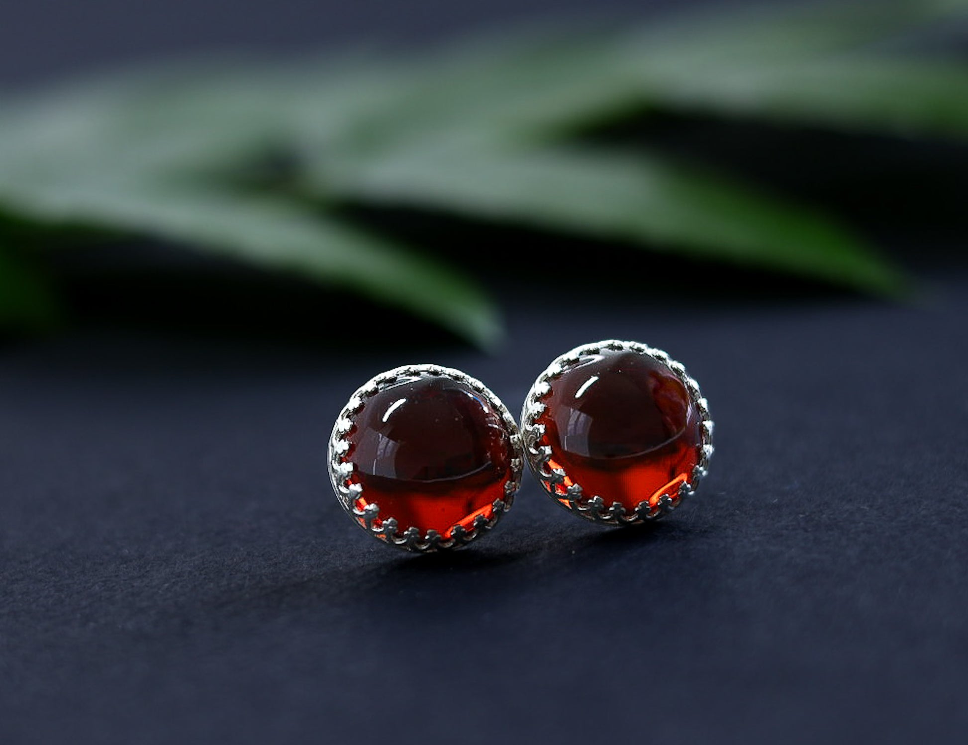 Paar echte Baltische Bernstein Ohrstecker in der Farbe Cognac. Hervorgehoben wird das geringe Gewicht von nur 2,3g pro Paar.