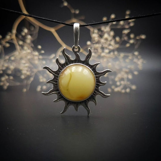 Bernstein-Silber-Anhänger Sonne milchig an Schnur, handgefertigt in Dresden.