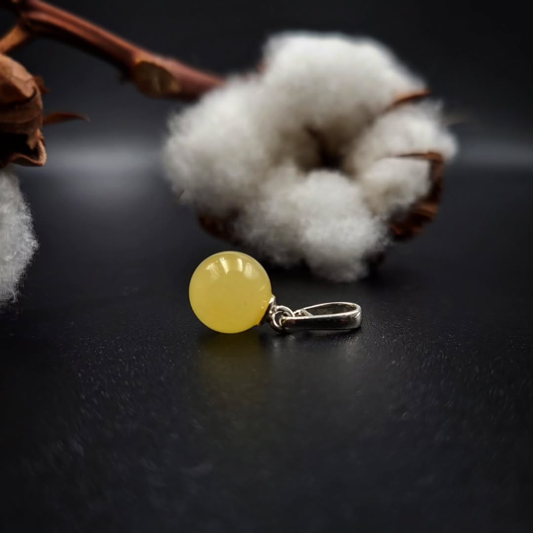 Minimalistischer Anhänger mit runder 0,8mm Baltischer Bernstein Kugel und 925er Silber Öse.