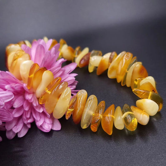 M
ehrfarbiges Bernstein Splitterarmband mit Königsbernstein, Honig und Cognac Ostseebernstein.