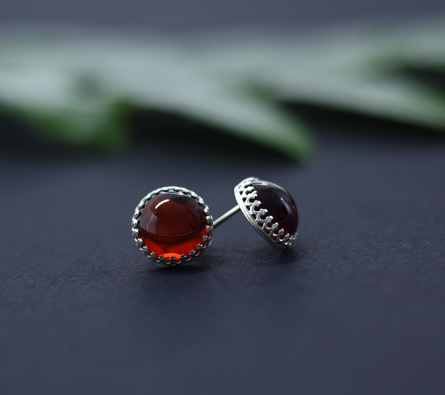 Rückansicht eines Tetibel Bernstein Ohrsteckers aus Silber, mit sichtbarem Stift und Silikonverschluss, der die Kronenfassung von hinten zeigt.