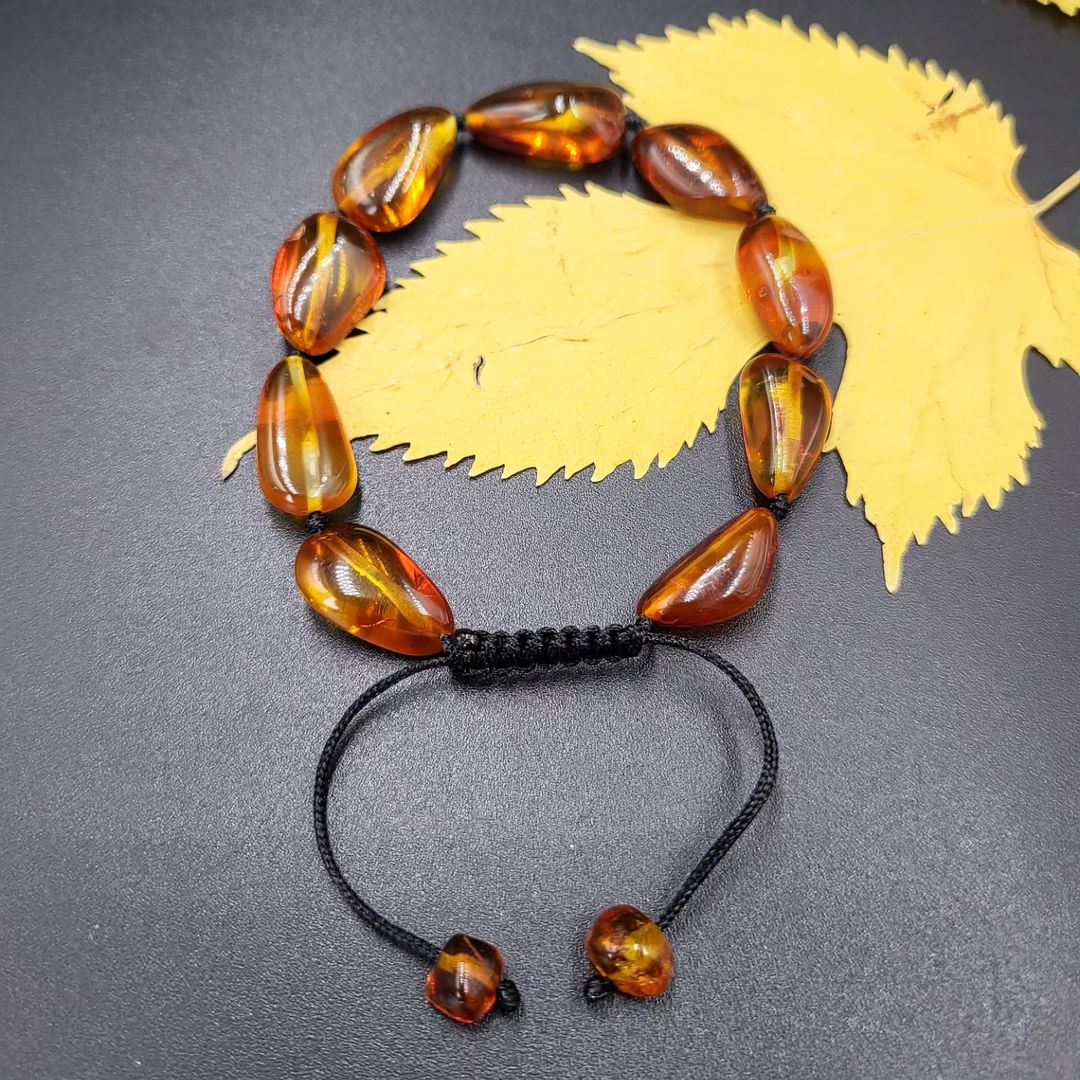 Nahaufnahme des Tetibel Bernstein Armbands für Damen, aus echten, mehrfarbigen Baltischen Bernsteinperlen auf Gummizug.