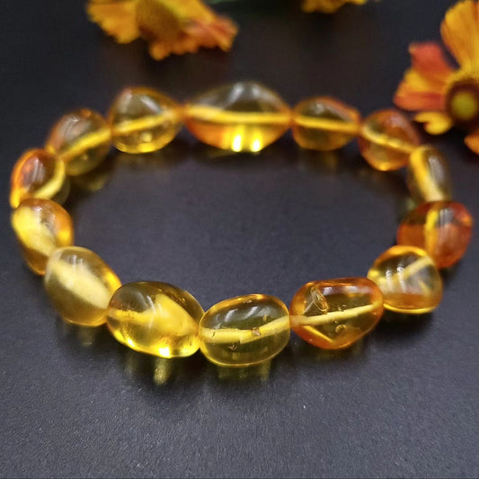 Heller Honig Bernstein Armband mit polierten goldenen Olivenperlen.