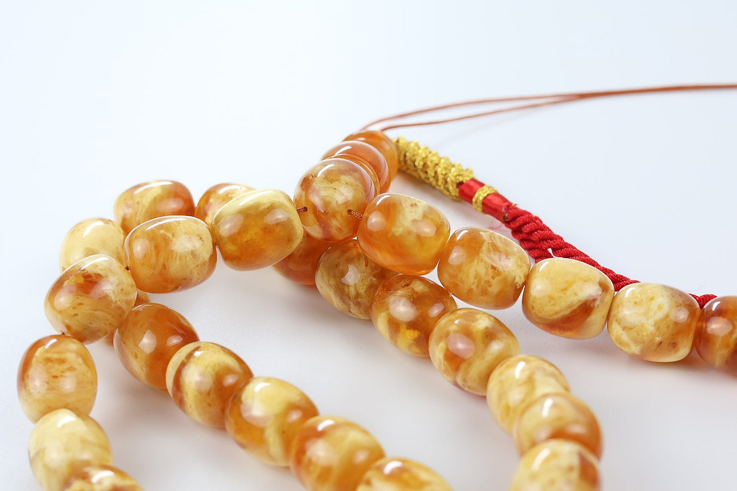 Makroaufnahme Imam Perle aus gepresstem baltischen Bernstein, honigfarbene Gebetskette von Tetibel