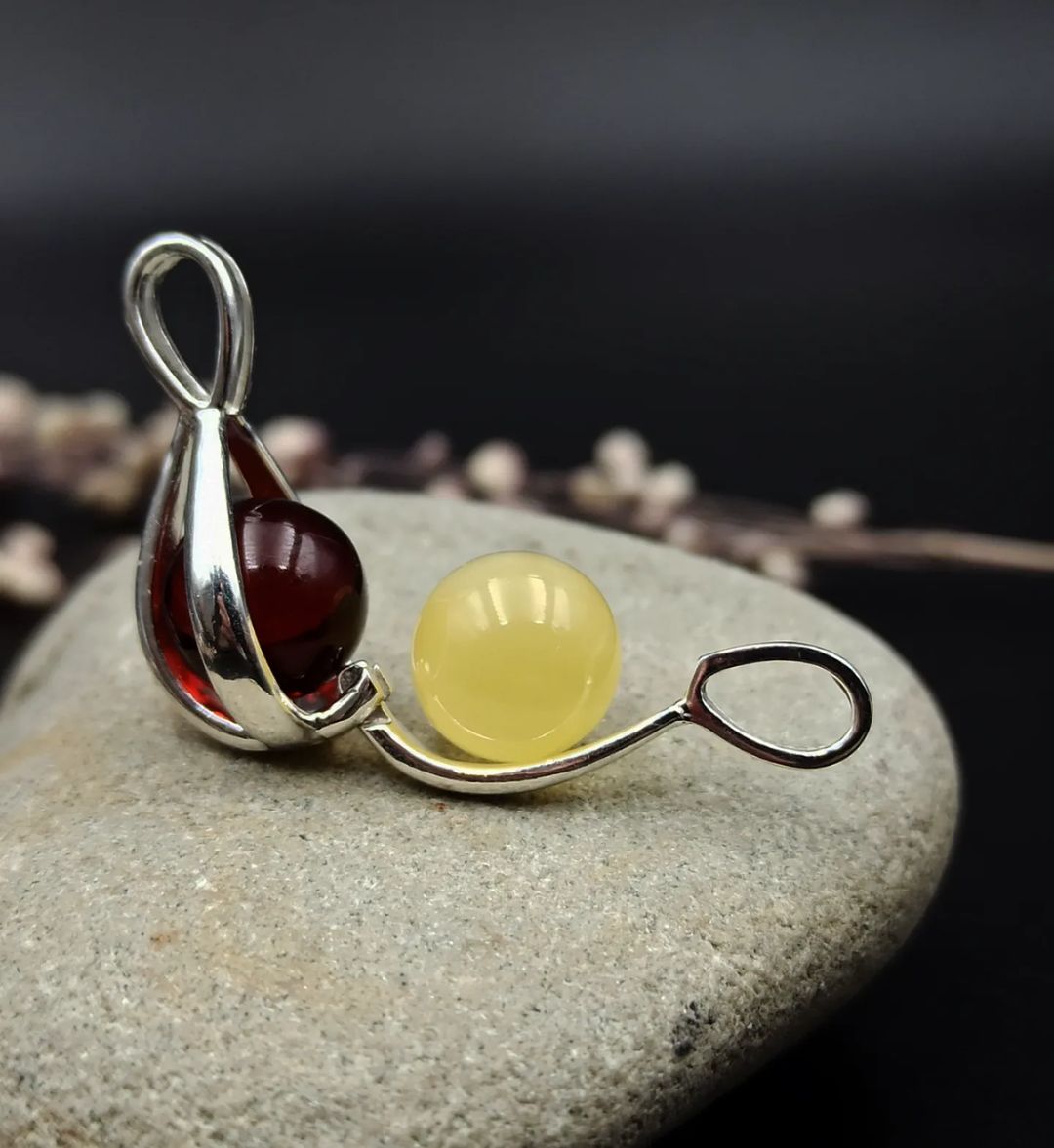 Yin-Yang wechselanhänger aus 925er Silber mit gelber und kirschroter Bernstein-Kugel.