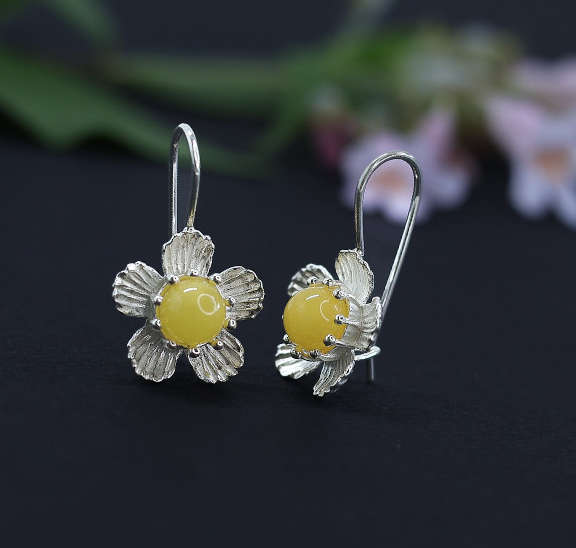 Lemon Bernstein Blüten-Ohrhänger aus Silber von Tetibel Jewels. Die Ohrringe haben eine Gesamtlänge von 28mm und $\text{925}$er Ohrhaken.