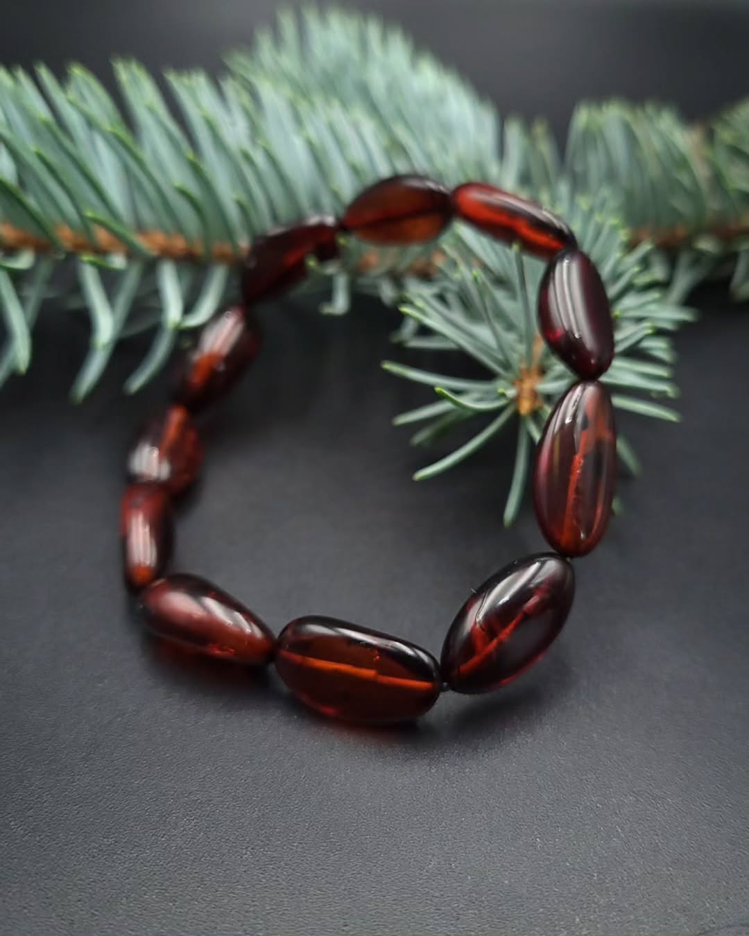 Luxuriöses Armband mit transparenter Kirsch- und Cognac-Färbung für einen eleganten Look.