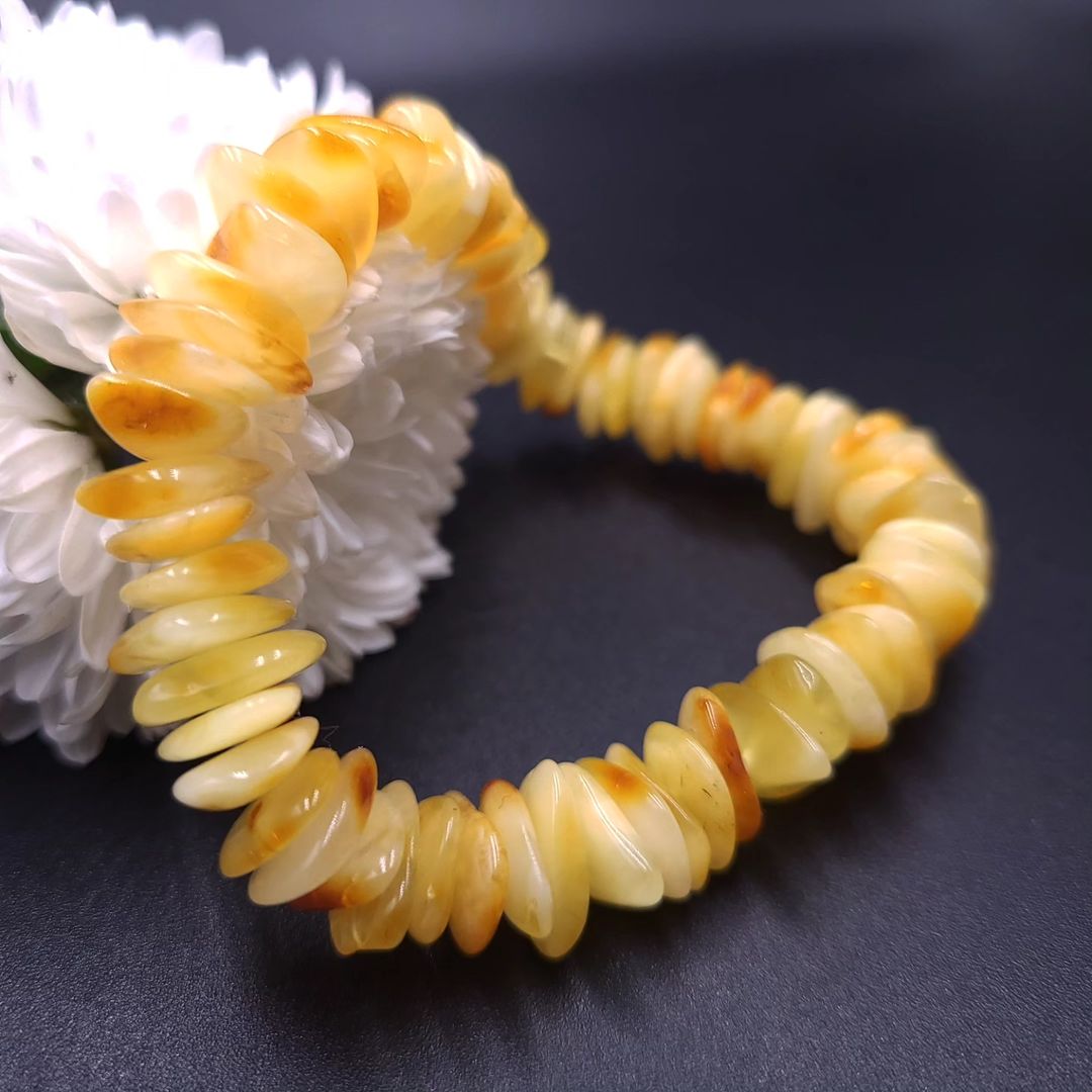 Close-up of Tetibel yellow amber bracelet featuring raw, unpolished Baltic amber chips